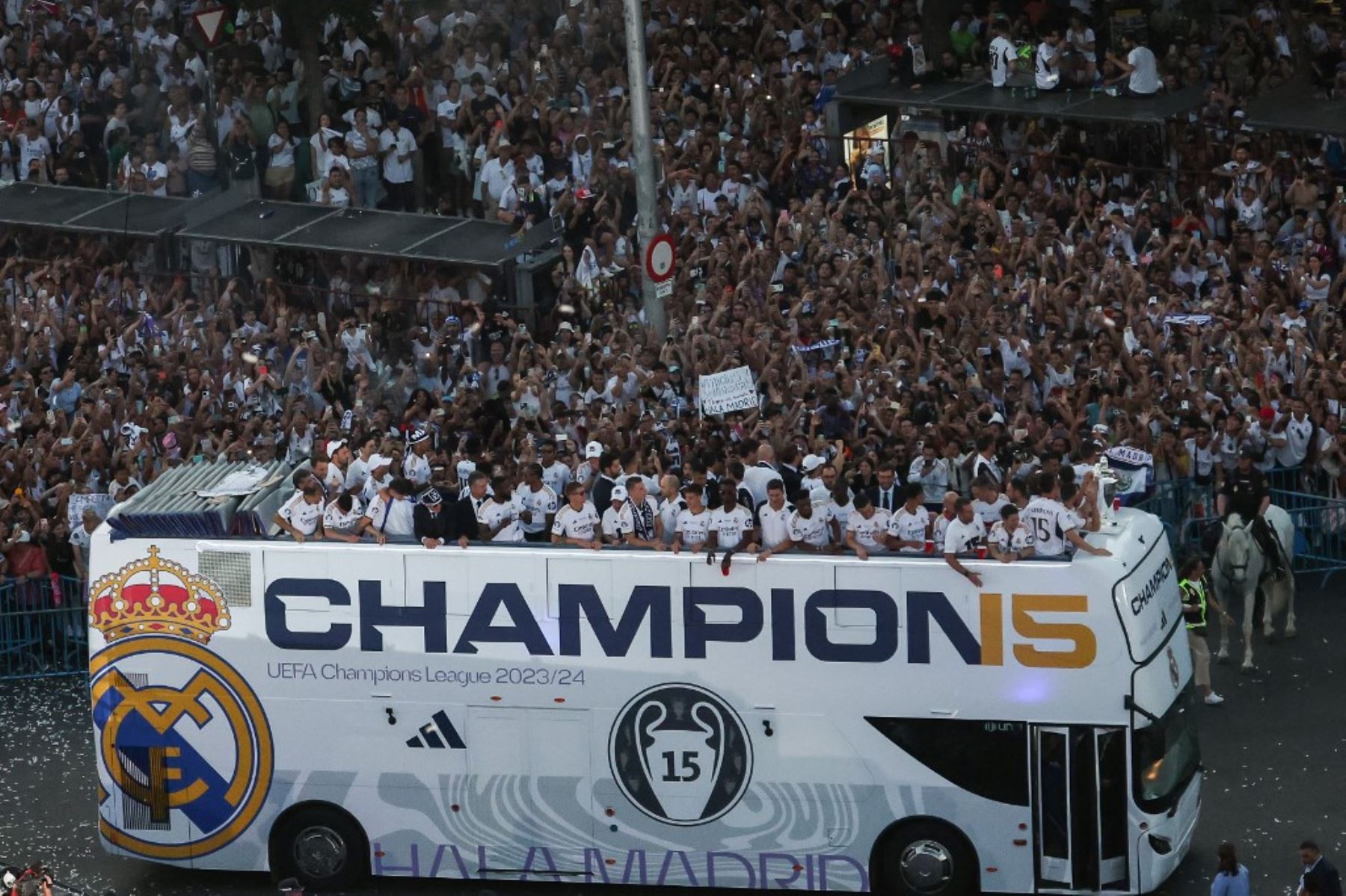 Afición madridista recibió a sus campeones de Europa