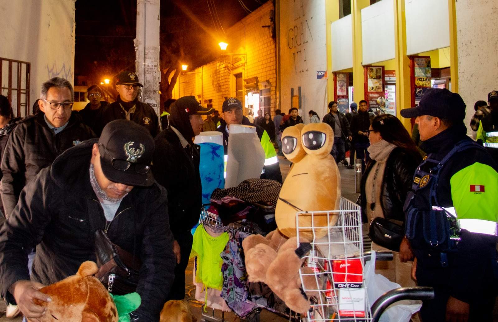 Ambulantes aprovechan falta de control para vender bebidas alcohólicas en la calle