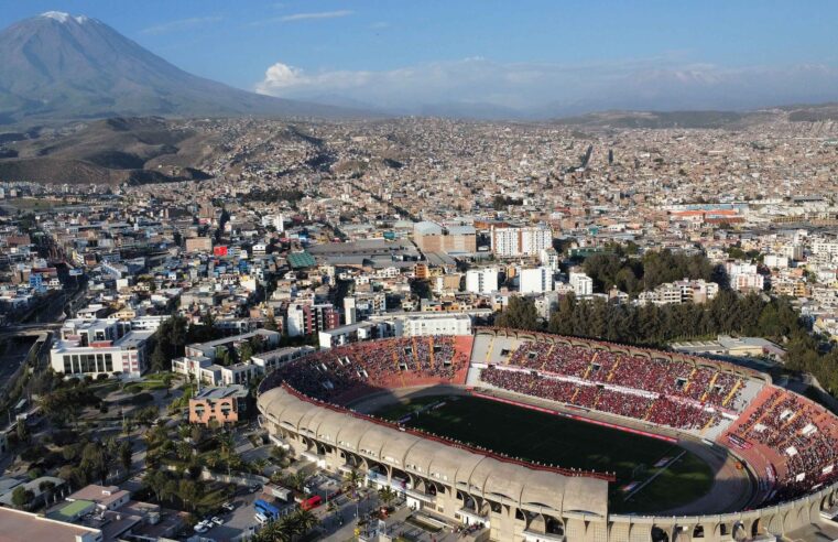 Nueva iluminación se coloca en el estadio Unsa