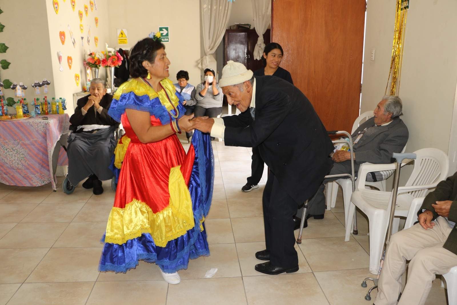 Abuelitos celebran el Día del Padre en albergue