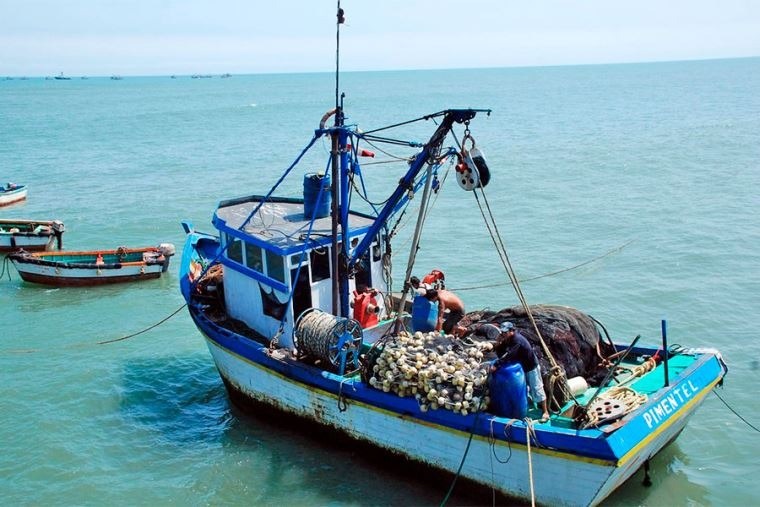 BARCOS AUTORIZADOS PROVENIENTES DE CHINA EXTRAEN GRANDES CANTIDADES DE PESCA EN MATARANI