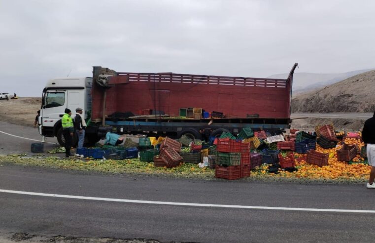 Desconocidos saquean camión de limones y naranjas tras accidente en Arequipa