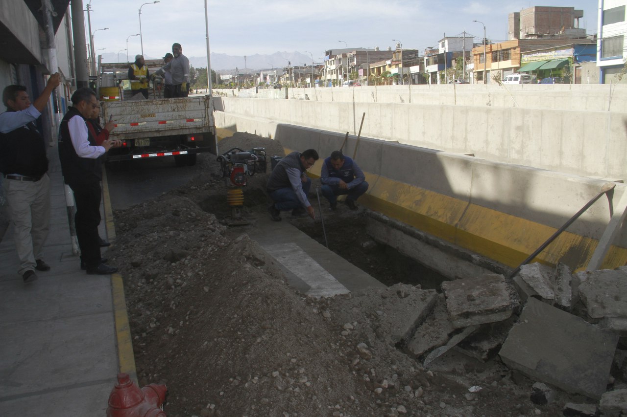 Aun no terminan reparación de hundimiento en obra Bicentenario.