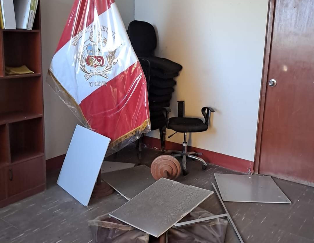 Sismo causa bloqueo de vías, daños menores en colegio Caravelí 