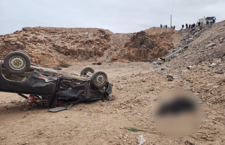 Hombre fallece tras volcadura de camioneta en Ático