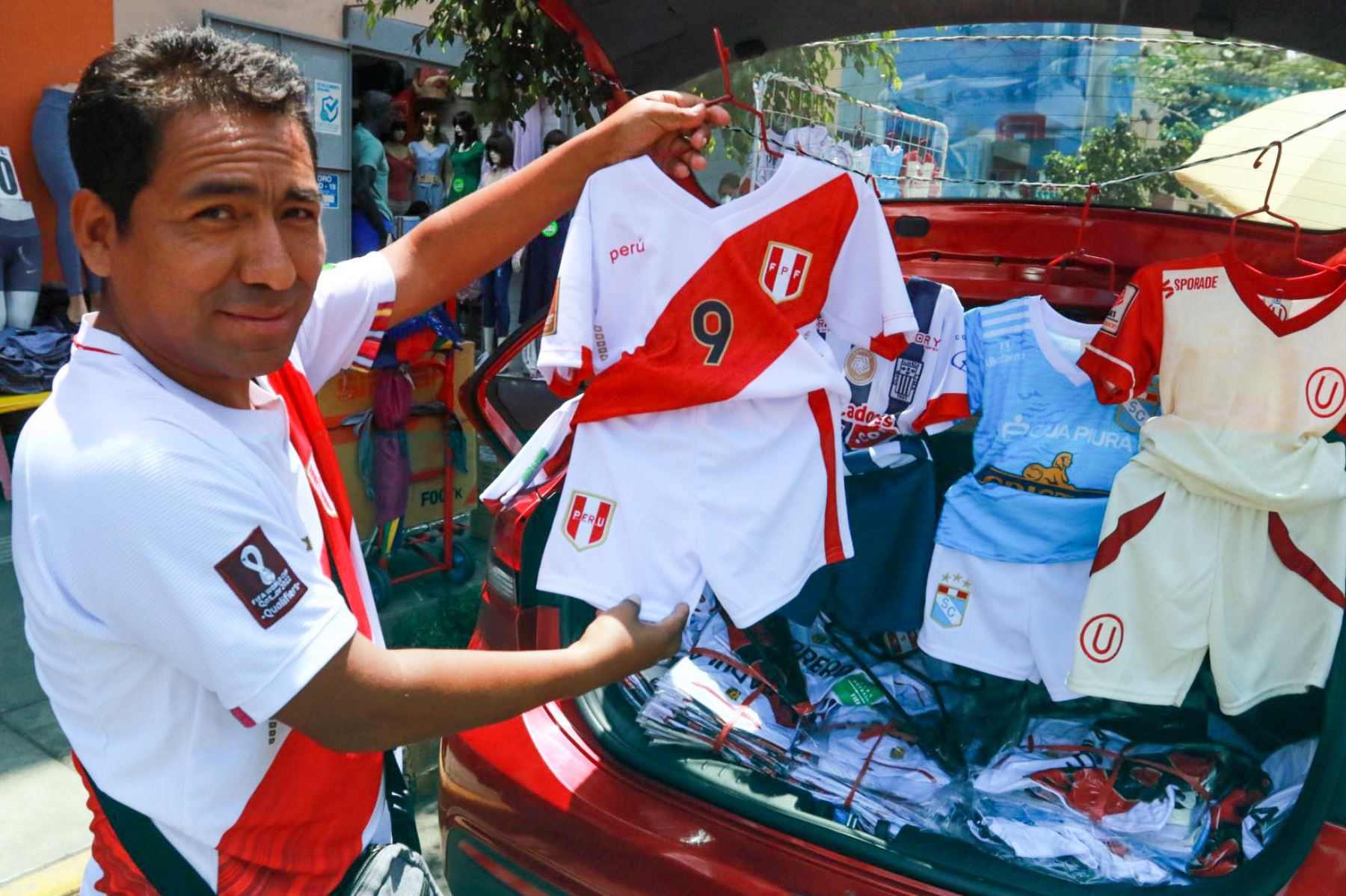 Poca demanda de camisetas en en vísperas del debut de Perú