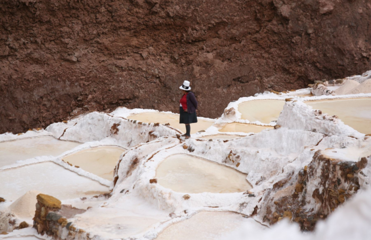 Sal milenaria de Maras: con técnicas ancestrales extraen comunidades