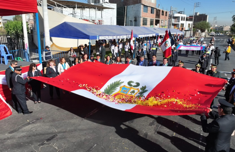 Bustamante y Rivero rindió homenaje con patriotismo a la bandera del Perú