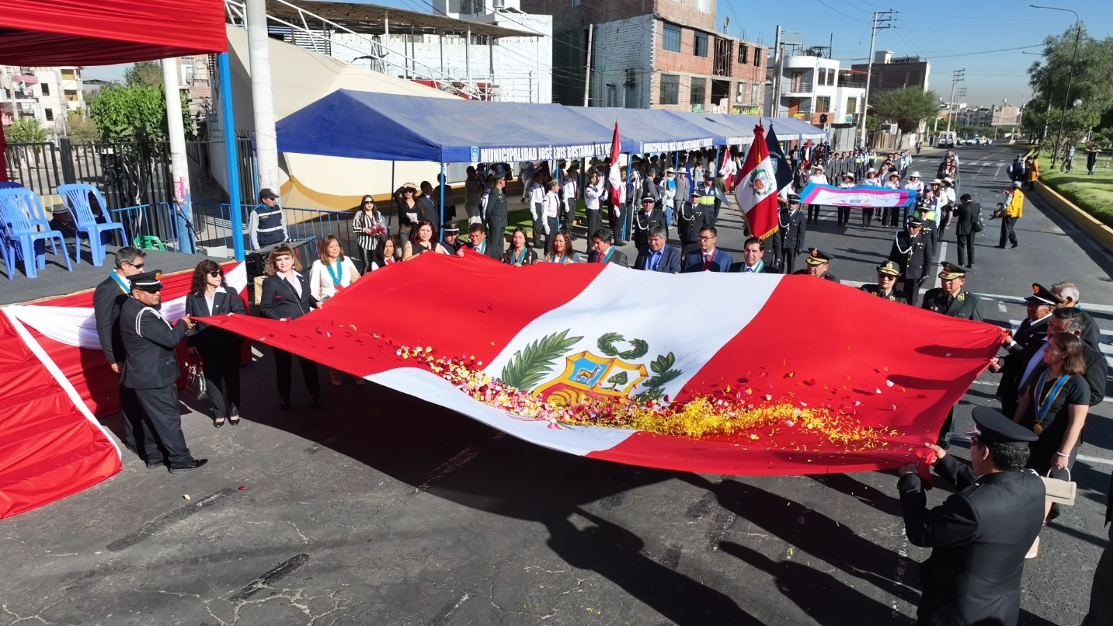 Bustamante y Rivero rindió homenaje con patriotismo a la bandera del Perú