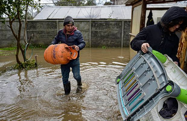 Miles de damnificados y caos por intensas lluvias en Chile