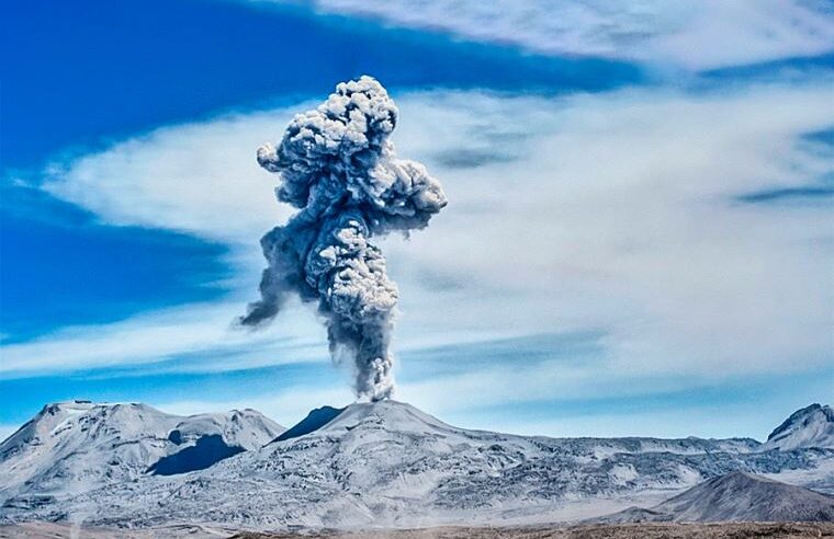 Volcán Sabancaya se mantiene en alerta naranja por continuas explosiones