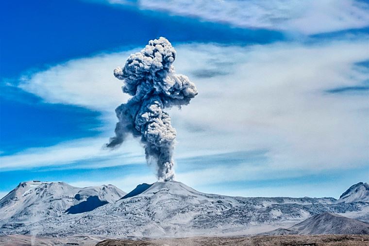 Volcán Sabancaya se mantiene en alerta naranja por continuas explosiones