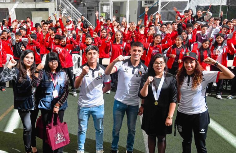 Jugadores de FBC Melgar en campaña contra la violencia