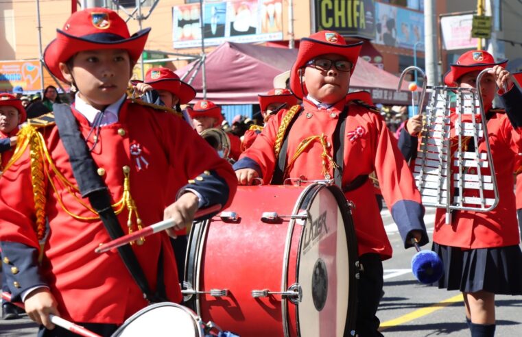 ESPIRITU PATRIOTICO: ESCOLARES DESFILAN Y RINDEN HOMENAJE POR ANIVERSARIO DE PAUCARPATA