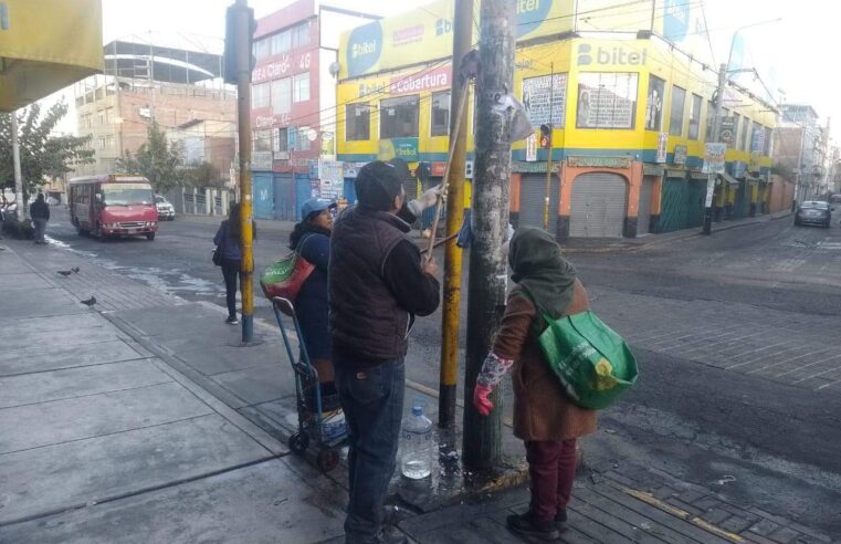 Comerciantes limpian postes y retiran 8 toneladas de basura