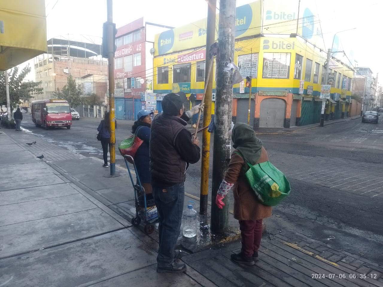 Comerciantes limpian postes y retiran 8 toneladas de basura
