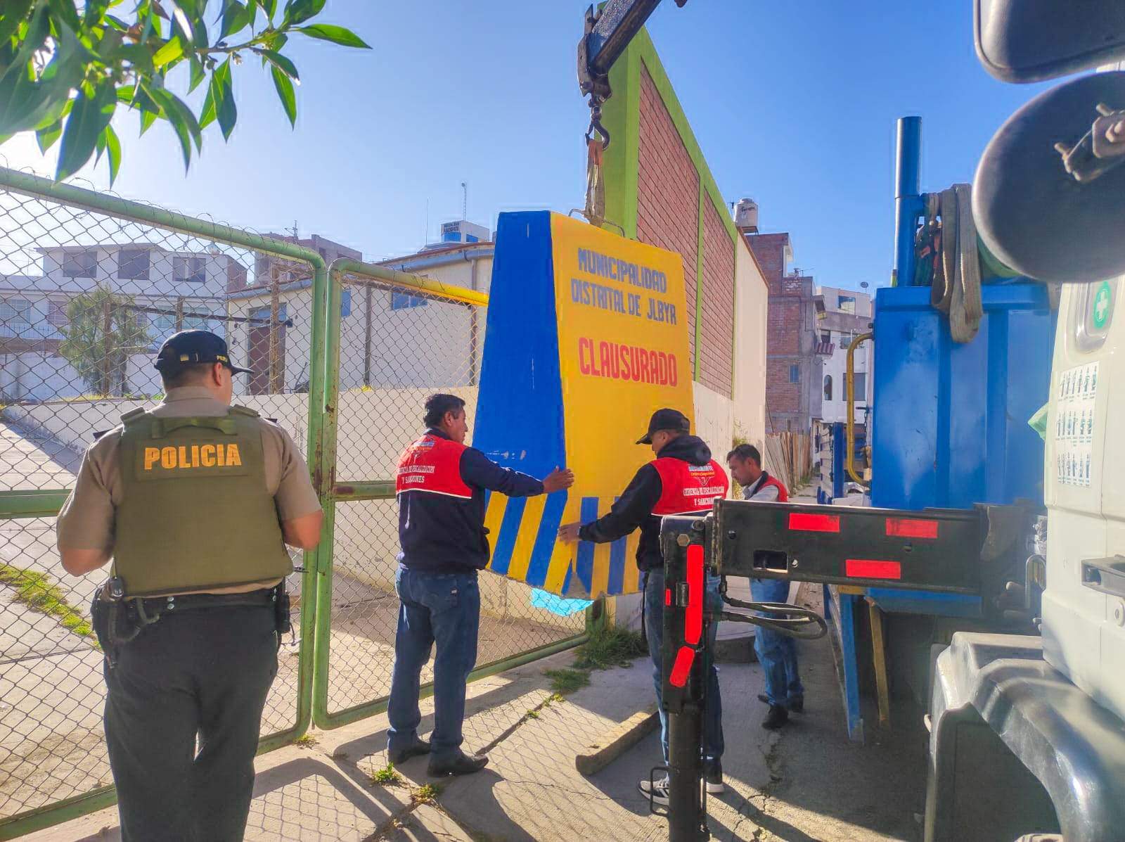 Clausuran con bloques de concreto estadio Colón por ser peligroso