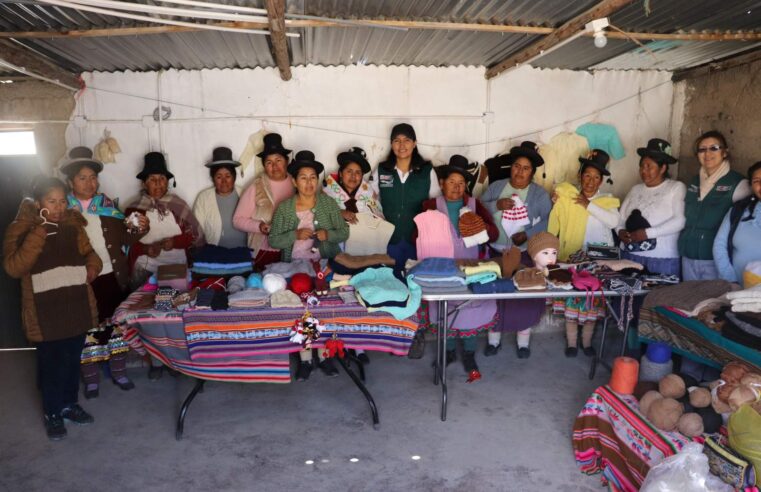 Fomentan empoderamiento de artesanas en San Juan de Tarucani