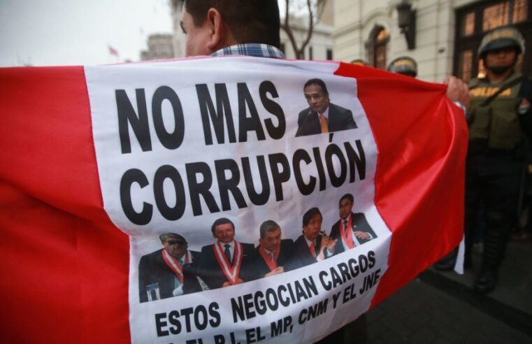 Peruanos piden lucha contra la delincuencia y corrupción