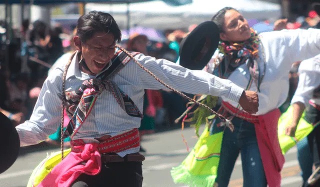 Disminuye el número de delegaciones participantes en el pasacalle regional de Arequipa.