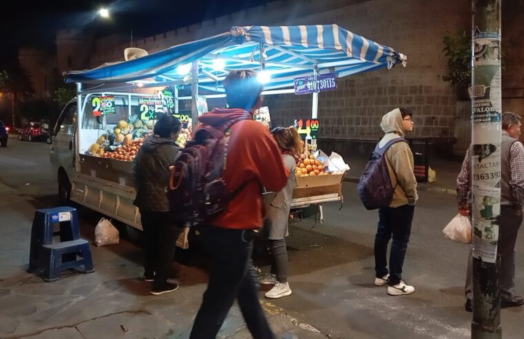 Ambulantes ahora invaden el Cercado en vehículos