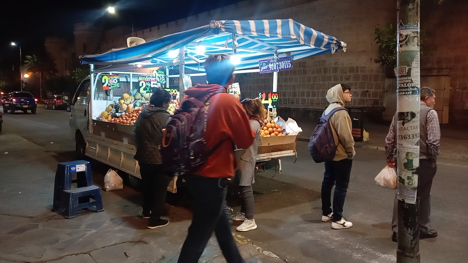 Ambulantes ahora invaden el Cercado en vehículos