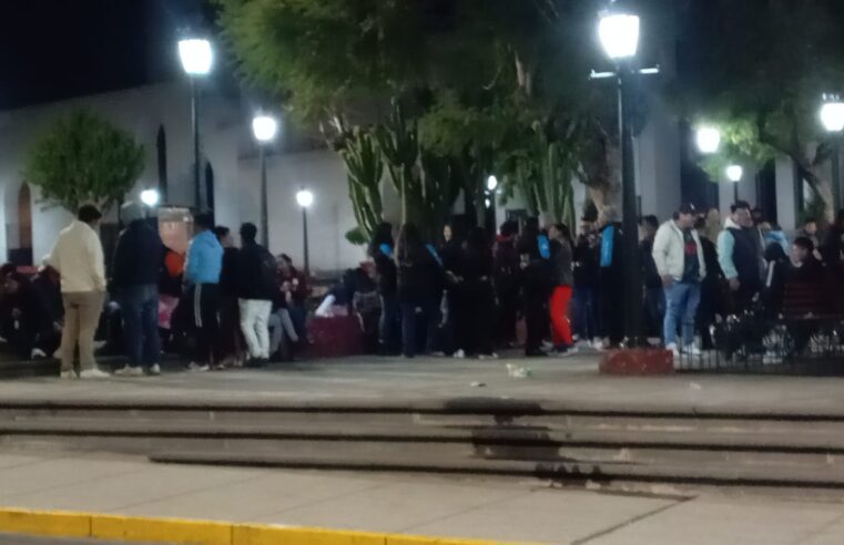 Jóvenes después de ensayar toman la plaza España de cantina