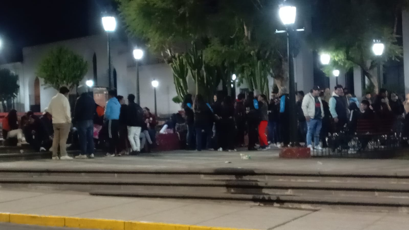 Jóvenes después de ensayar toman la plaza España de cantina