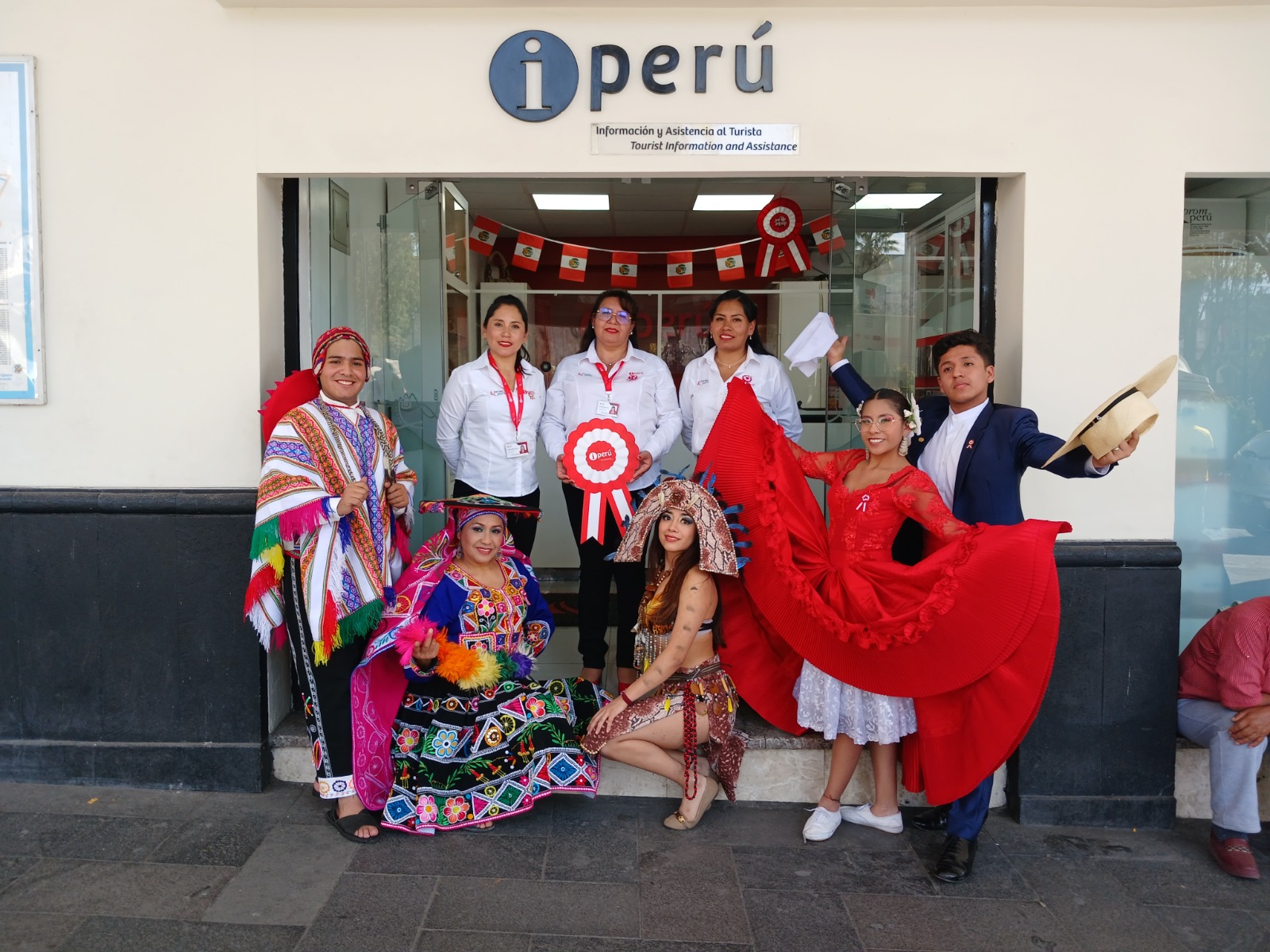 Miles de turistas se deleitaron por el baile y la música peruana