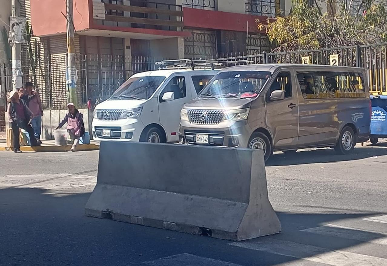 Conductores de «loncheritas» toman Malecón Zolezzi y crean terminal informal en Mariano Melgar