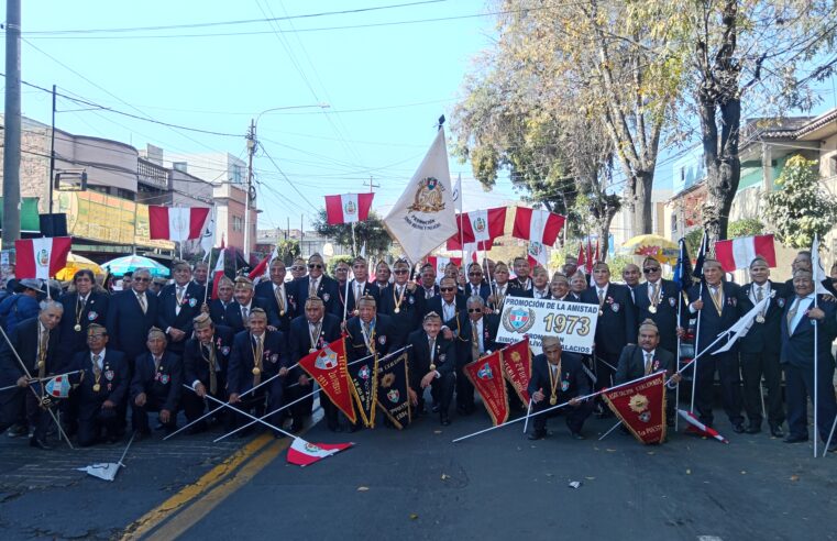«Alfeñiques por siempre» exalumnos celebran los 197 años de la institución educativa Independencia Americana.