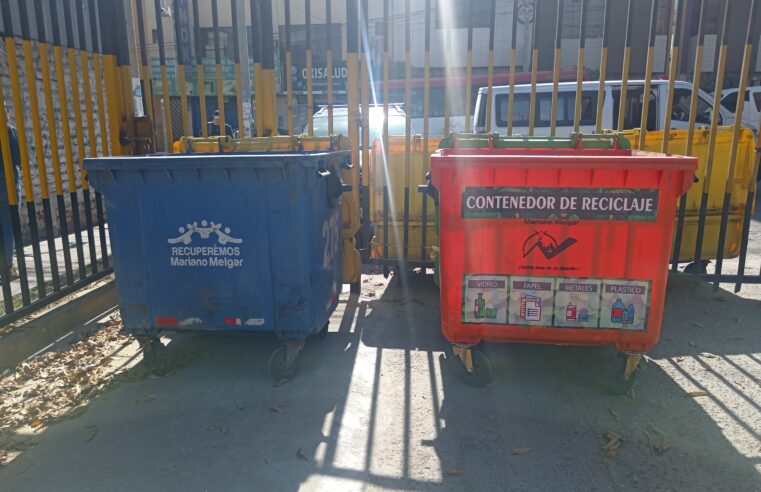 Vecinos de Mariano Melgar colocan basura en contenedores de reciclaje