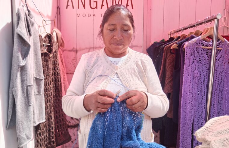 En el día Nacional de la Alpaca tejedoras presentan su arte en feria textil artesanal