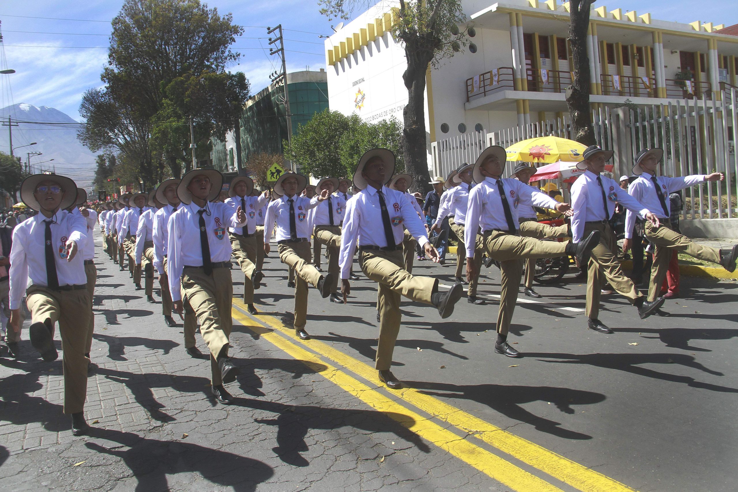 Escolares contagiaron orgullo y patriotismo durante desfile