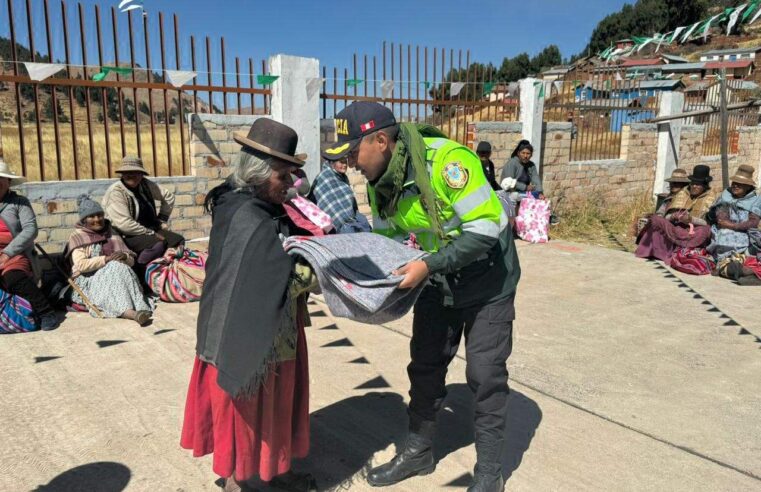 Policías entregan víveres y prendas de abrigo a adultos mayores por frío