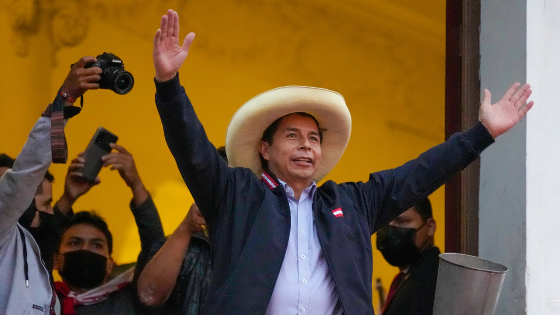 Castillo inscribió su candidatura para postular a Presidencia el 2026