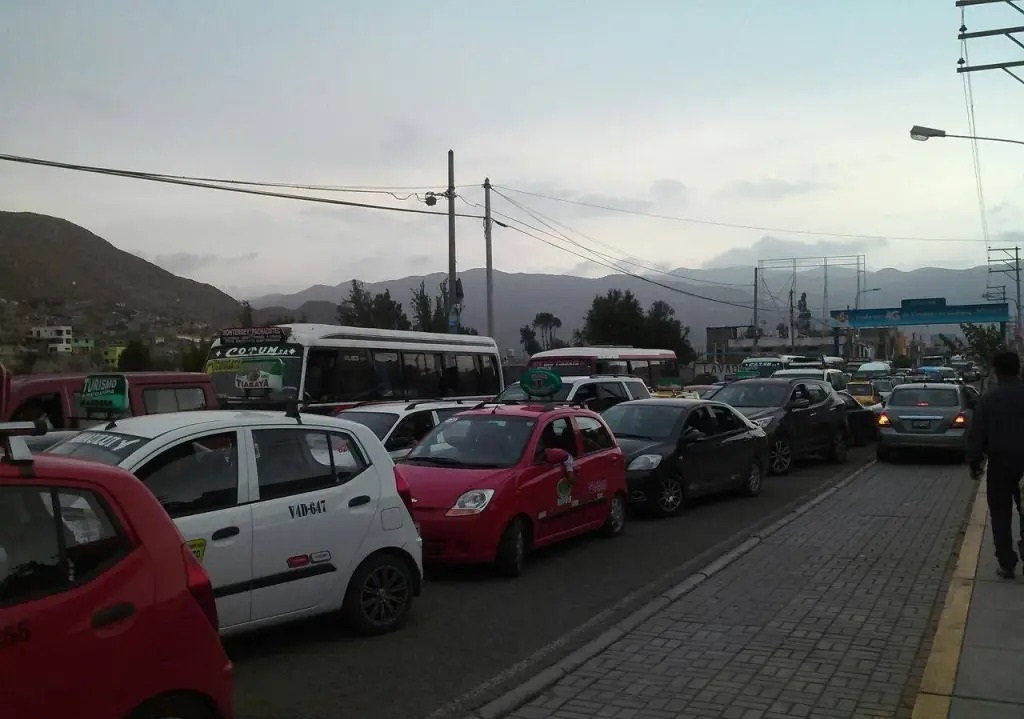 LA CONGESTIÓN VEHICULAR DEMORA HORAS EN ARANCOTA