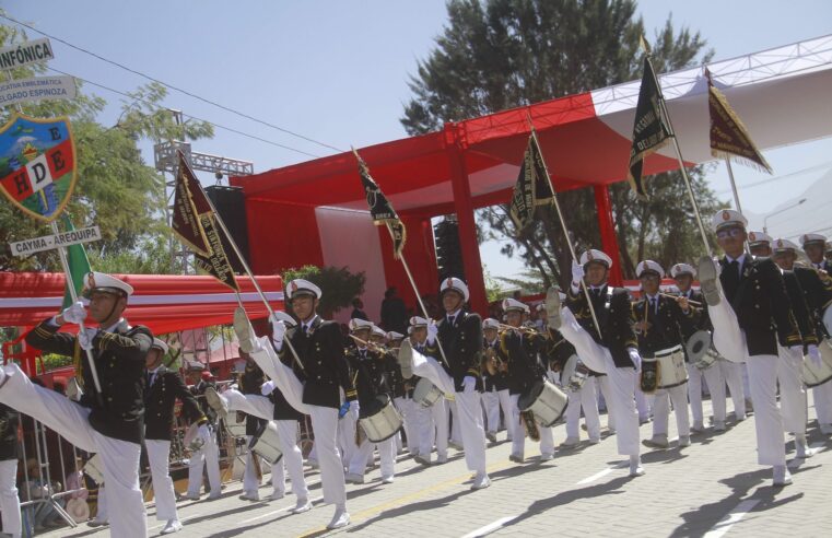 Desfile escolar en distritos enaltece patriotismo de jóvenes y niños