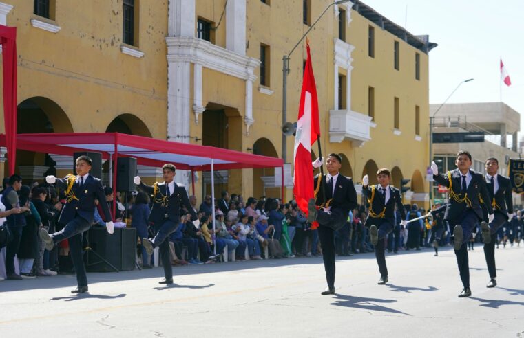 Fiestas Patrias: con desfile cívico celebra 203 años de la Independencia