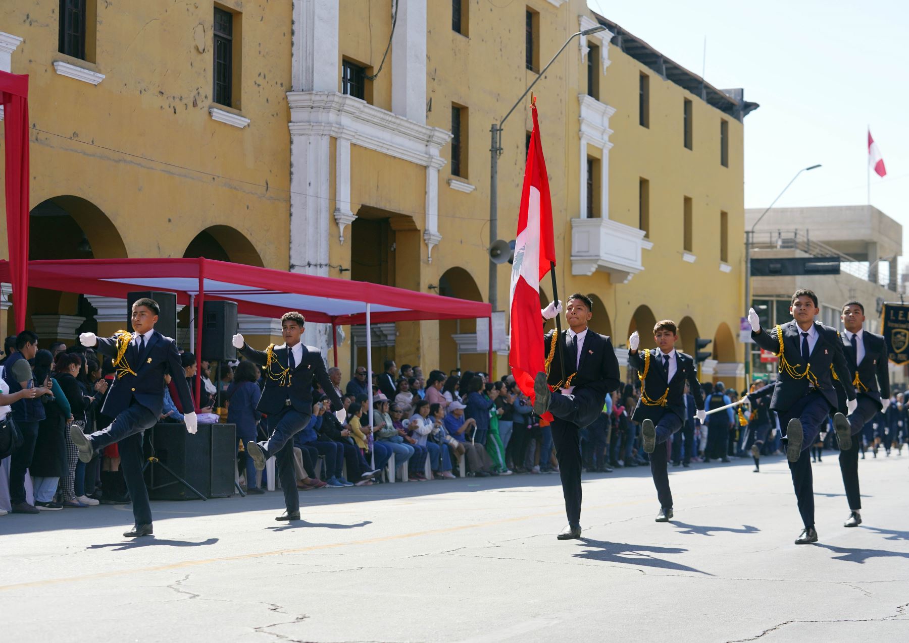 Fiestas Patrias: con desfile cívico celebra 203 años de la Independencia