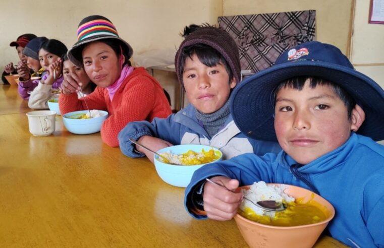 Escolares de zonas altoandinas reciben alimentos calientes y nutritivos