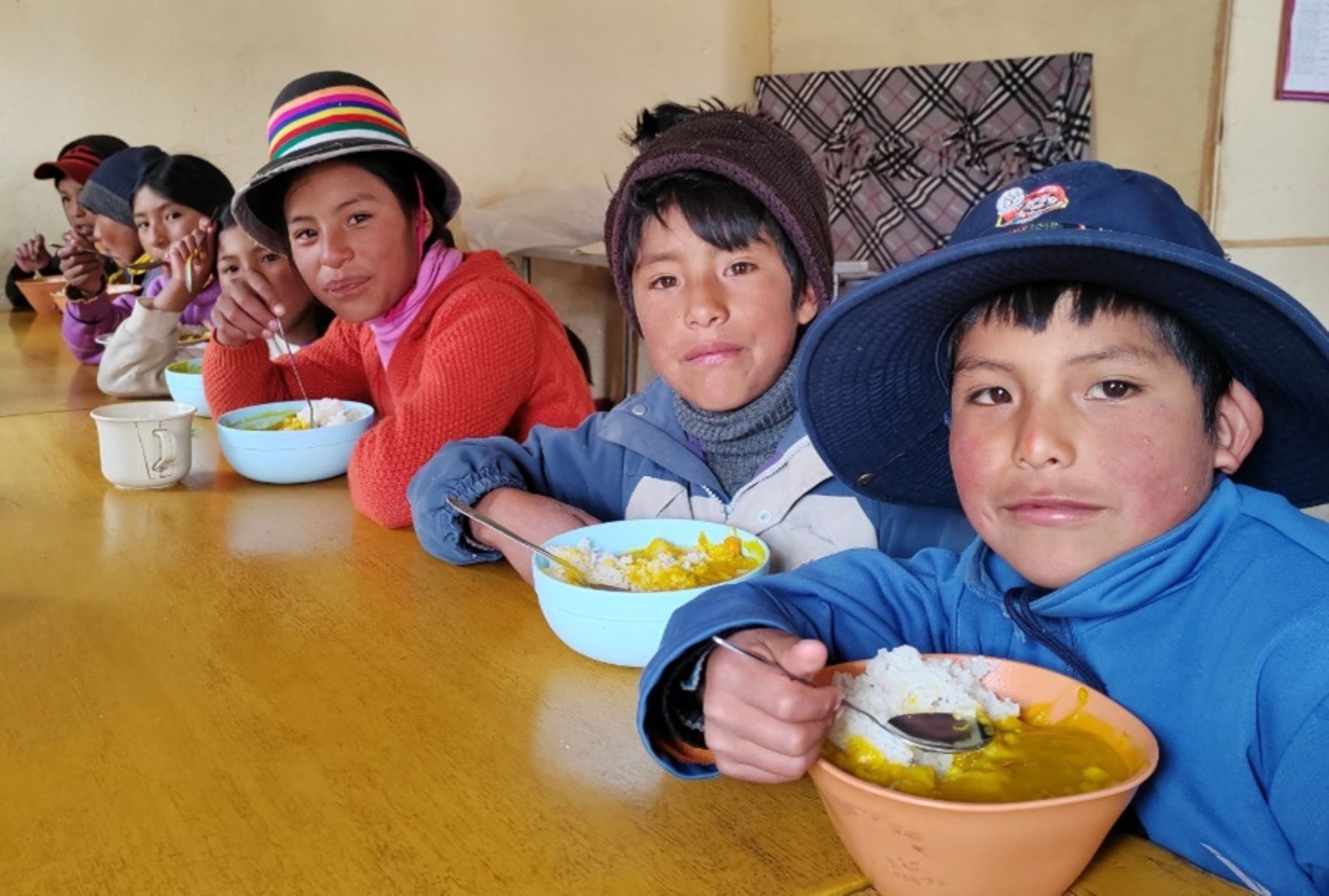 Escolares de zonas altoandinas reciben alimentos calientes y nutritivos