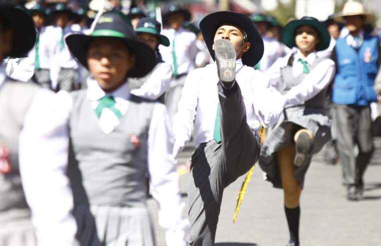 Miles de escolares desfilaron y rindieron homenaje a la patria