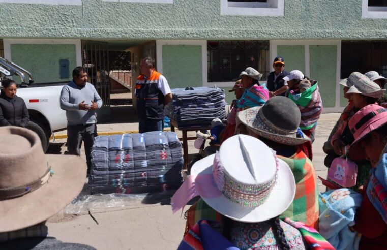 Entregan 400 frazadas a población vulnerable de provincia de Caylloma