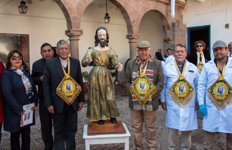 Restauran escultura de San Joaquín del templo Santa Ana