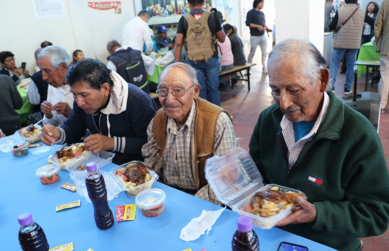 Ancianitos de asilos celebraron el Día del Pollo a la Brasa