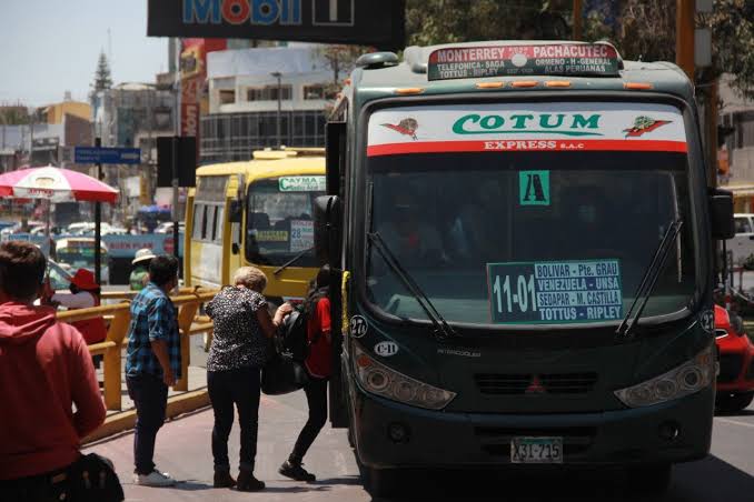 Arequipeños soportan ruido excesivo y humo negro de los buses del SIT