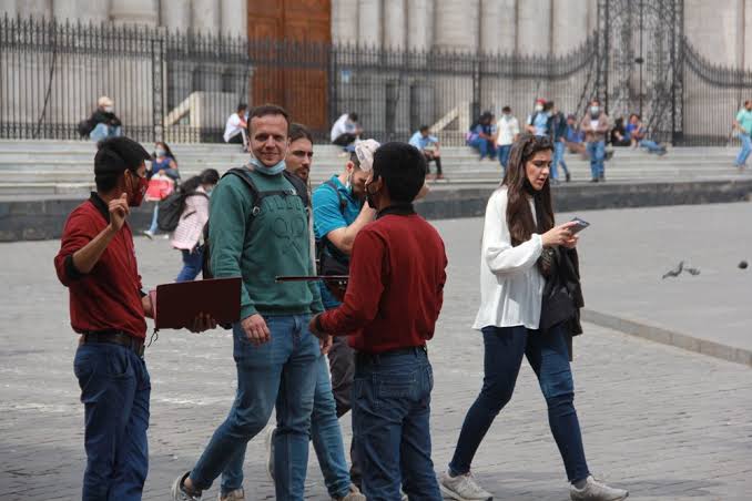 Hay más de 40 «jaladores» solo en la Plaza de Armas de Arequipa