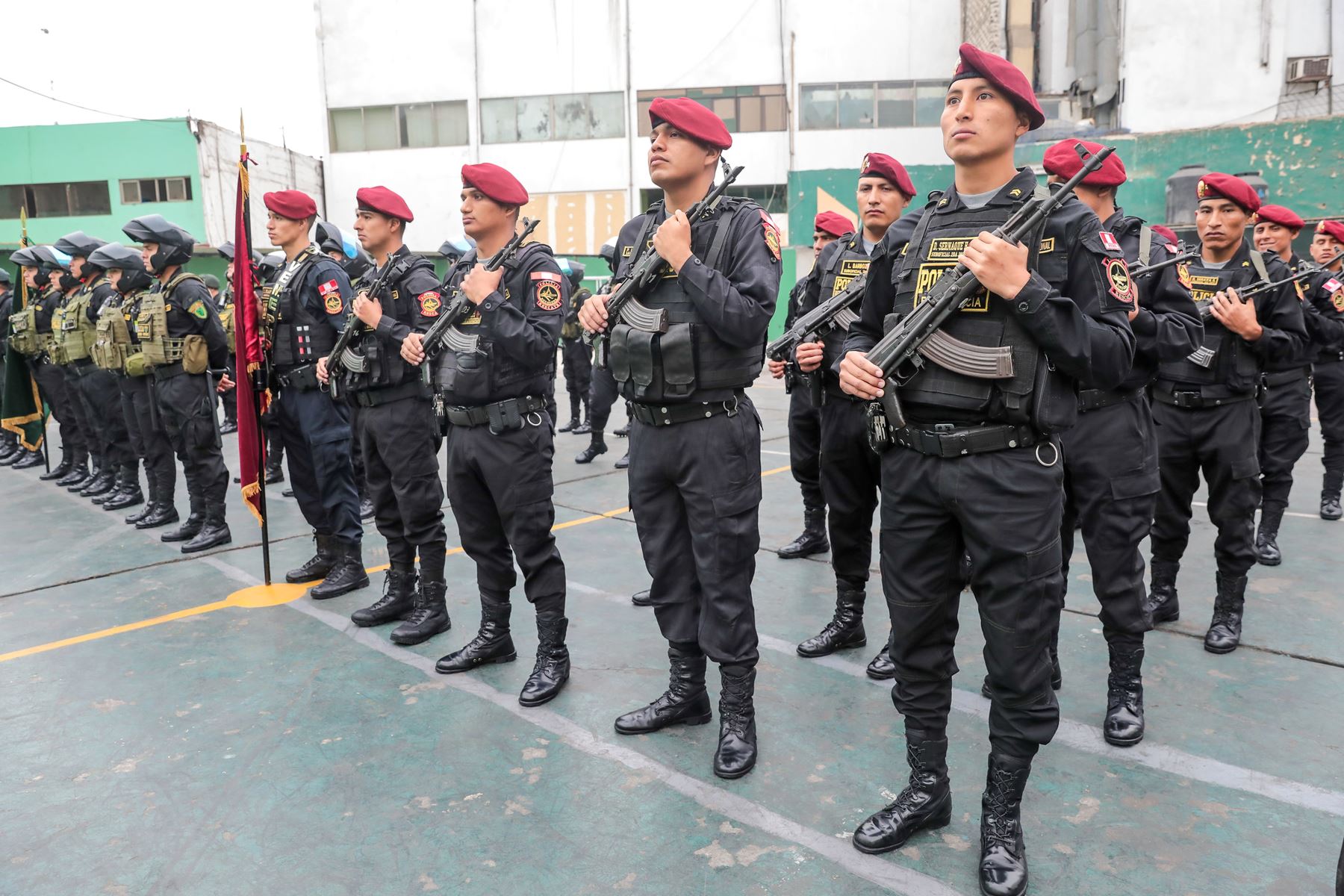 Proponen sancionar con cárcel venta clandestina de uniformes de PNP y FF.AA