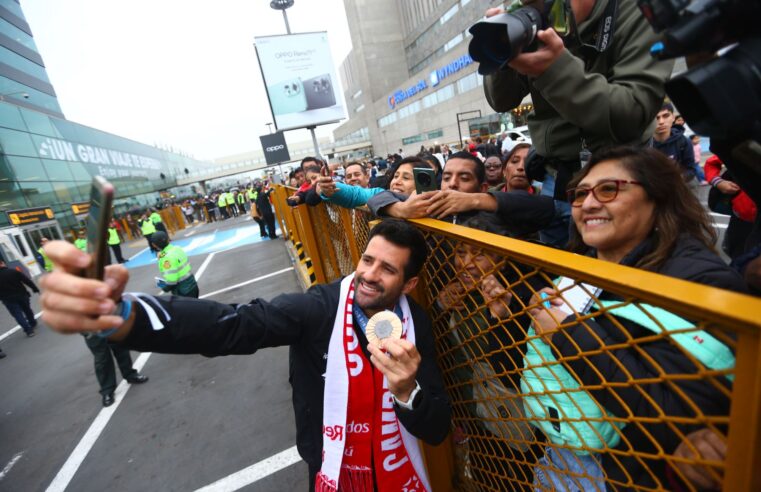 Deportistas olímpicos recibidos como héroes en Lima